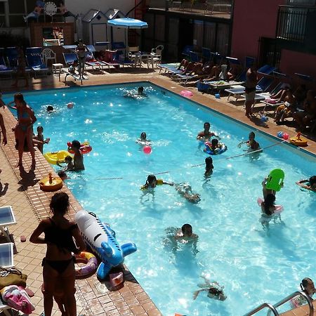 רימיני Hotel Christian מראה חיצוני תמונה